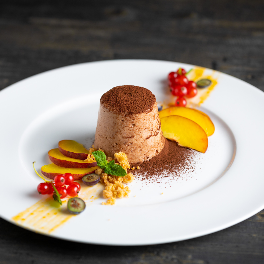 Semifreddo alle persi pien, crumble all'amaretto e coulis di pesche