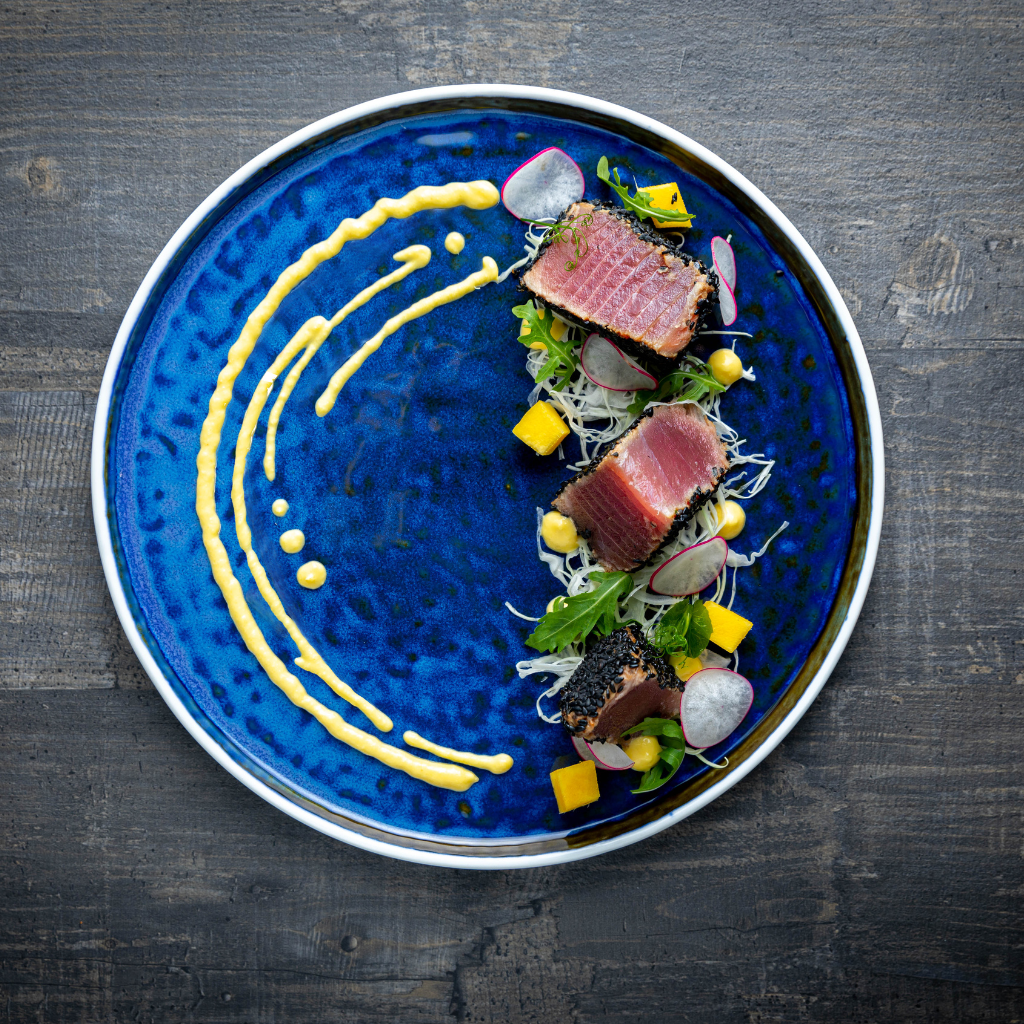 Tataki di tonno al sesamo nero con salsa al mango e peperoncino