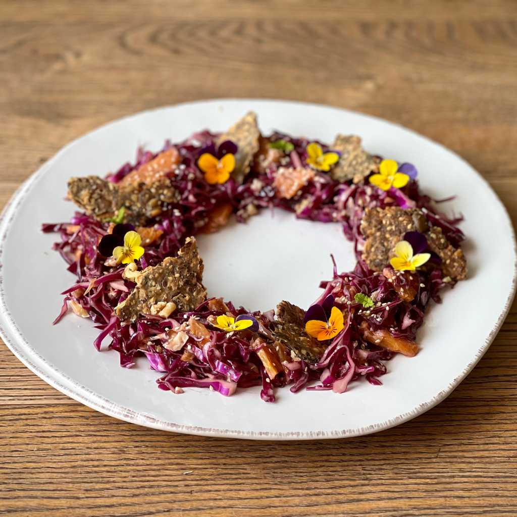 Insalata di cavolo viola con crackers ai semi